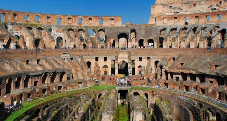 Das Innere des Kolosseums in Rom, Italien.