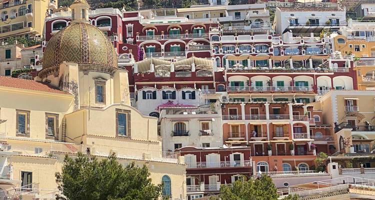 Bunte Terrassenhäuser in Positano, Italien.
