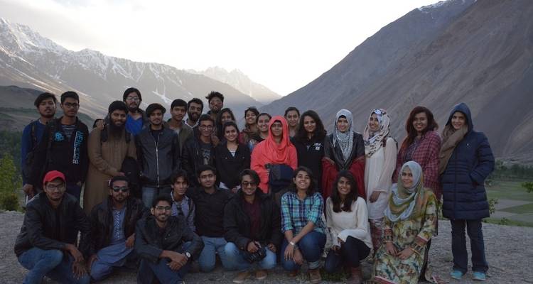Gruppenfoto mit einer malerischen Berglandschaft im Hintergrund.