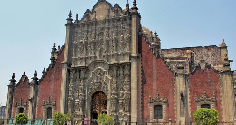 Sierlijke kathedraal gevel met ingewikkelde steenhouwerk.