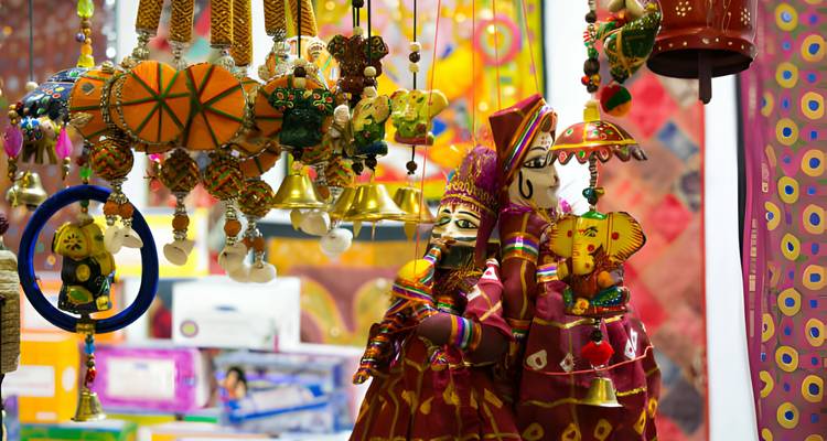 Bunte Puppen und Dekorationen auf einem traditionellen Markt.