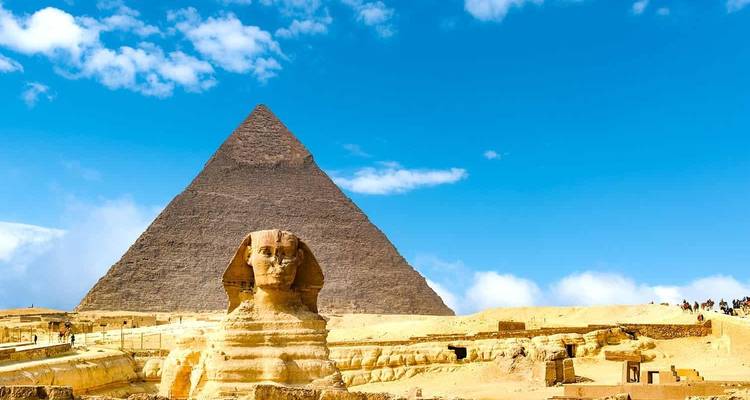 Grand Sphinx et Pyramide de Khéphren sous un ciel bleu clair.