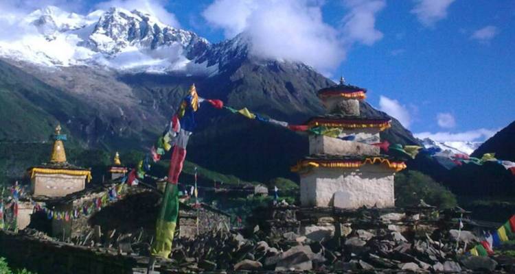 Traditionelle nepalesische Stupas mit Gebetsfahnen und Bergkulisse.