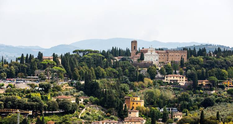 Vue sur les collines des villas toscanes et des cyprès à proximité de Florence, en Italie.