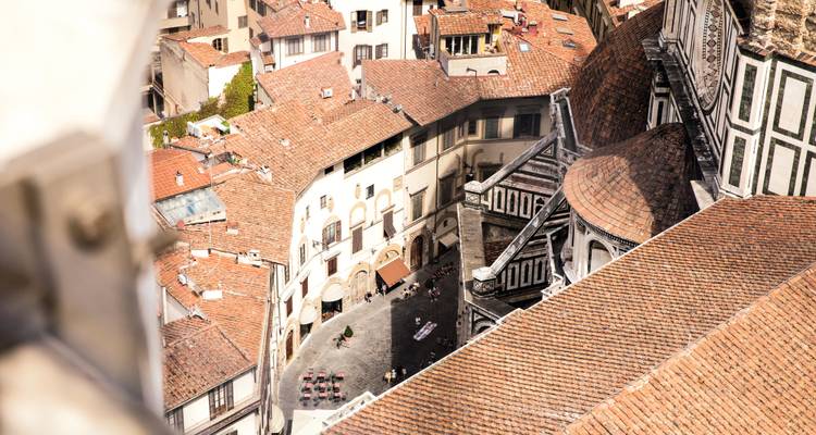 Les motifs des toits en tuiles de terre cuite et les structures en marbre vus depuis la Cathédrale de Florence.