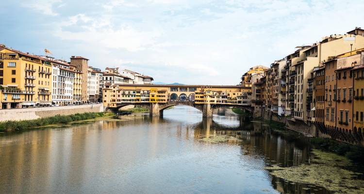 Vue classique du Ponte Vecchio enjambant le fleuve Arno avec ses reflets à Florence.