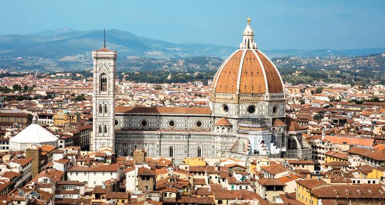 Le dôme dominant et le campanile de la cathédrale de Florence s'élevant au-dessus des toits en terre cuite.