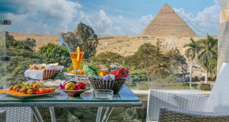 Frühstückstisch mit Blick auf die Pyramiden.