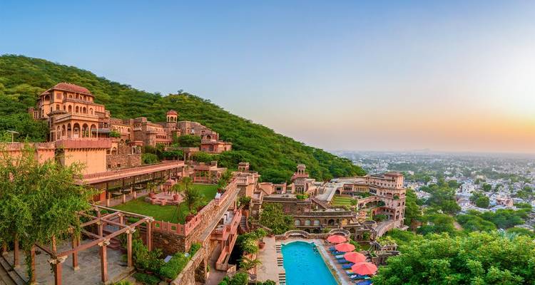 Panoramablick auf eine antike Festung mit Pool und Stadtlandschaft.