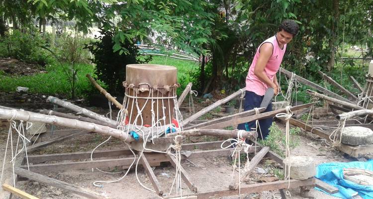 Persoon die werkt met traditionele visspullen.