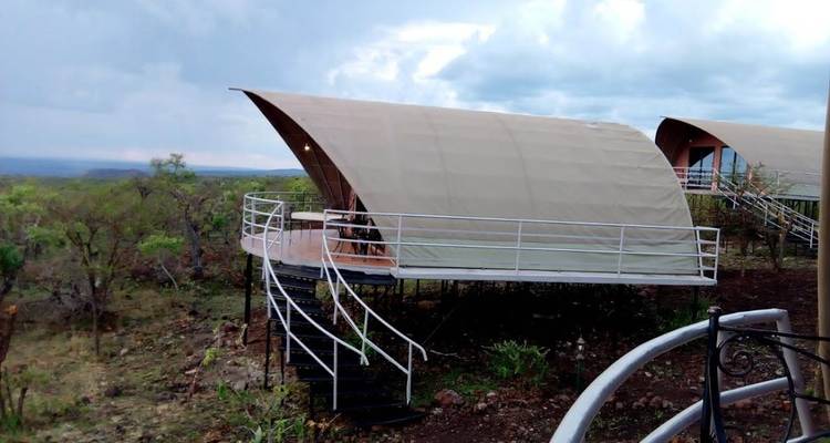 Moderne, mit Segeltuch überspannte Architektur inmitten einer halbtrockenen Umgebung.