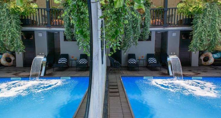 Buitenzwembad met modern ontwerp en groen.