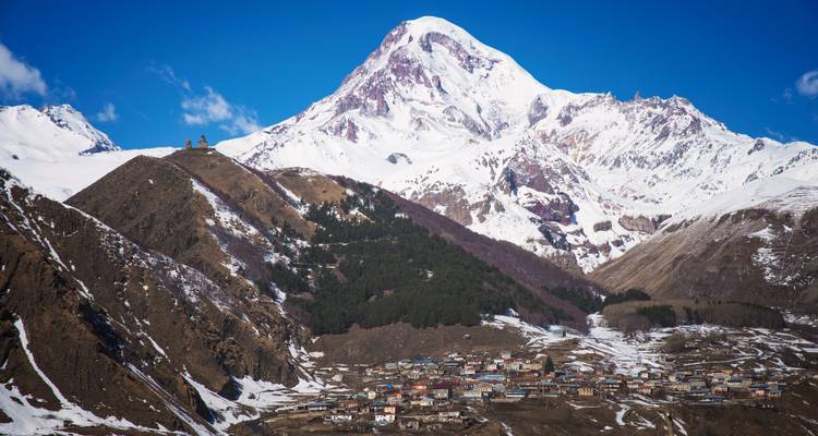 Schilderachtig berglandschap met besneeuwde toppen.