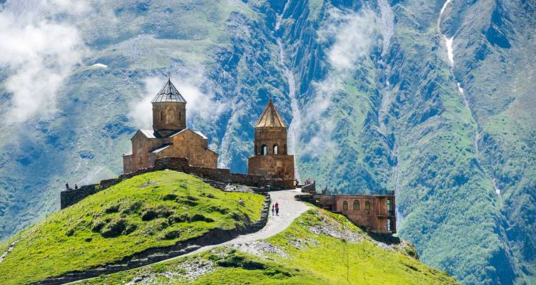 Gergeti Trinity Church met bergachtergrond.