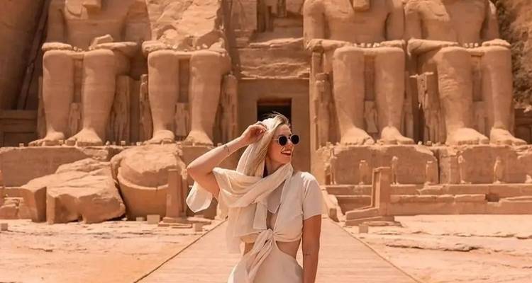Frau posiert vor dem Abu Simbel Tempel.