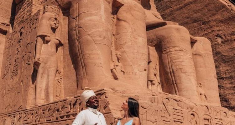 Zwei Menschen stehen in der Nähe der Abu-Simbel-Tempel.