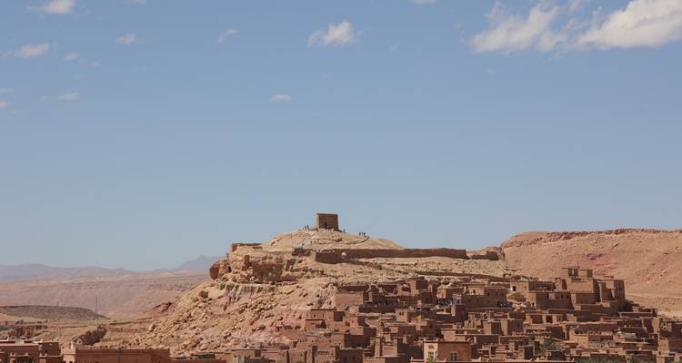 Antike Hügelkuppen-Struktur umgeben von Wüstenlandschaft.