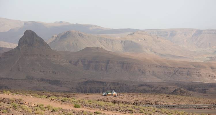 Weite Wüstenlandschaft mit schroffen Bergen.