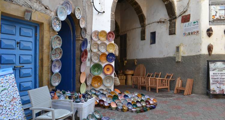 Cerámica colorida exhibida en una calle de mercado.