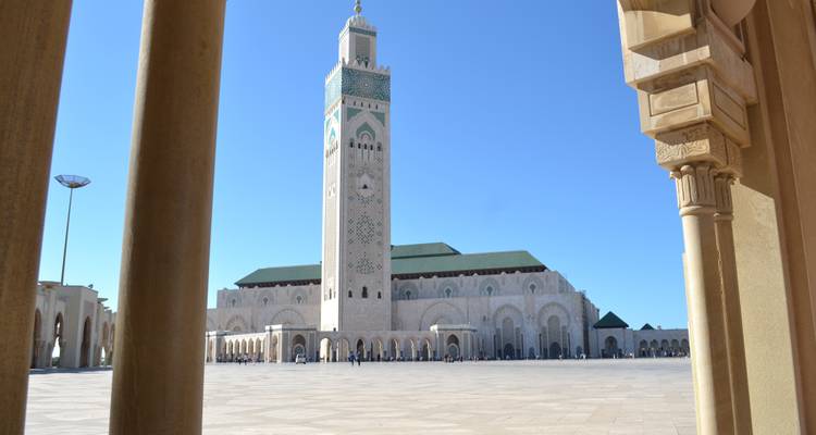 Mezquita Hassan II con un cielo despejado de fondo.