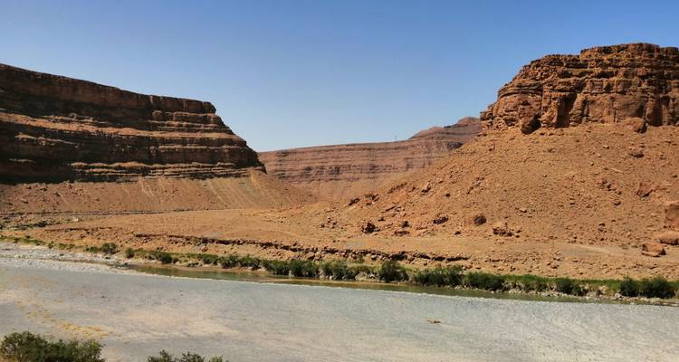 Felsige Flussschlucht mit klarem Himmel.