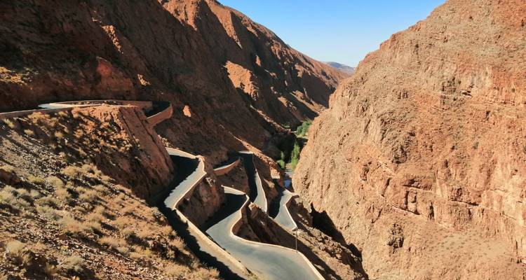Gewundene Bergstraße durch eine Schlucht.