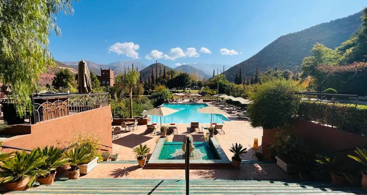 Luxueus zwembad met uitzicht op de bergen onder een heldere hemel.