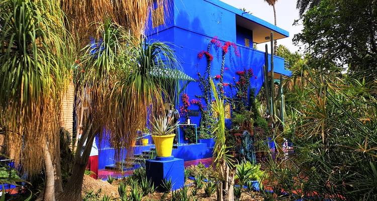 Kleurrijke tuin met een art-deco gebouw.