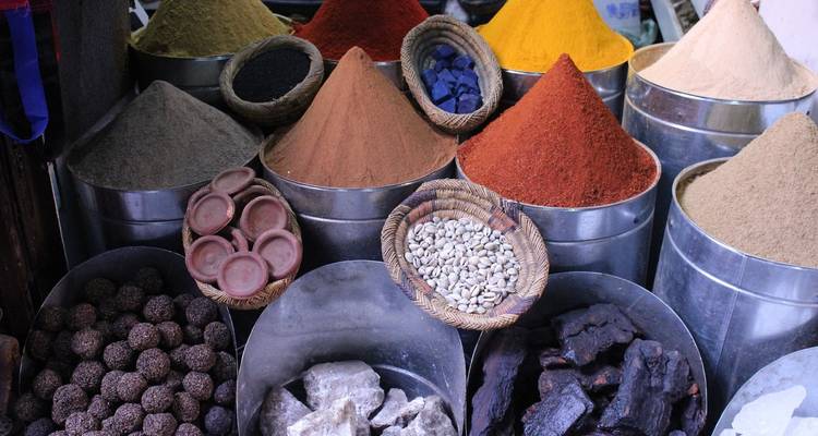 Verschillende kruiden in potten op een markt.