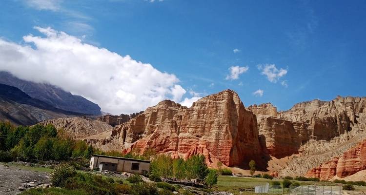 Majesteuze rotsformaties met een klein wit gebouw op de voorgrond.