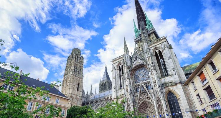 Catedral de Rouen contra un cielo azul.