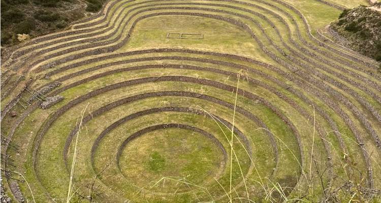 Terrasses agricoles circulaires situées dans une vallée de montagne.