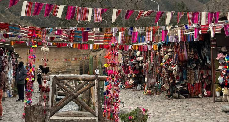 Marché avec des textiles colorés et des décorations.