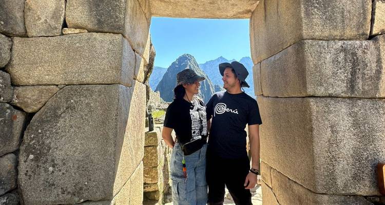 Couple se regardant avec des ruines incas en arrière-plan.