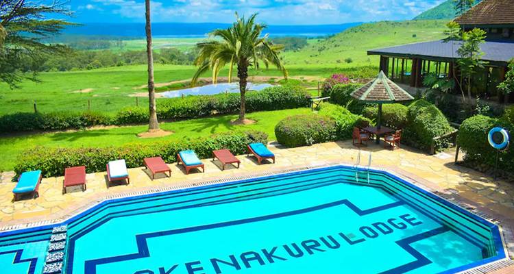 Hotelzwembad met schilderachtig uitzicht op een vallei en bergen