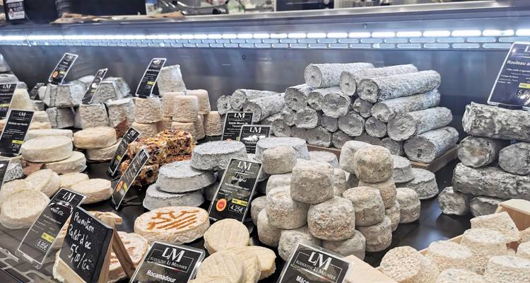 Varios tipos de queso en exhibición en un mercado francés.
