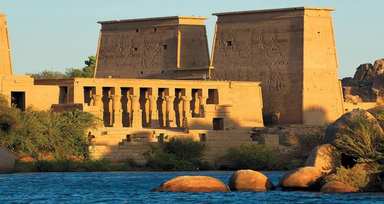 Complexe du temple de Philæ sous un ciel bleu dégagé.