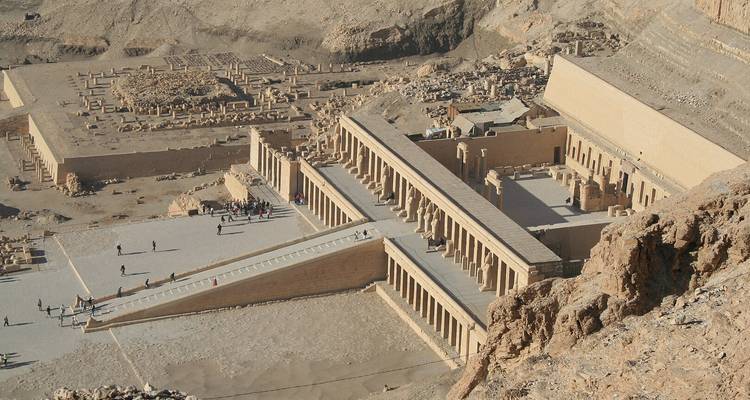 Le Temple funéraire d'Hatchepsout avec des visiteurs.