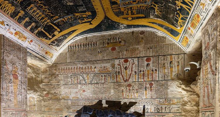 Art mural avec hiéroglyphes à l'intérieur d'un tombeau.