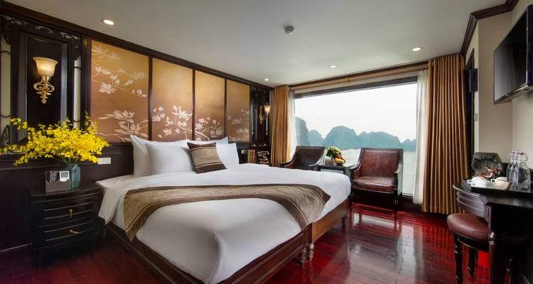 Gut ausgestattete Kabine mit einem großen Fenster mit Meerblick.