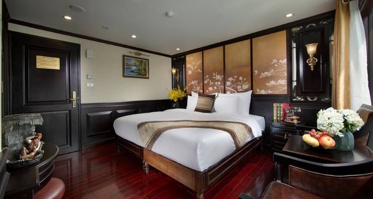 Luxuriöse Doppelbettsuite mit Balkon und Meerblick.