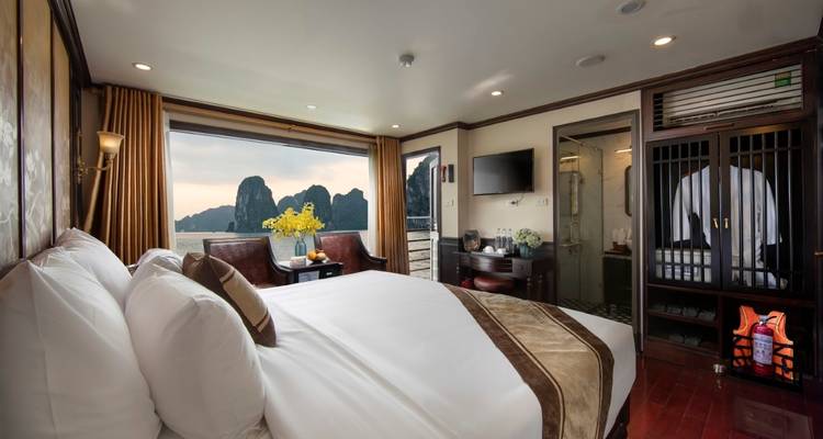 Komfortables Zimmer mit einem großen Bett und Meerblick.