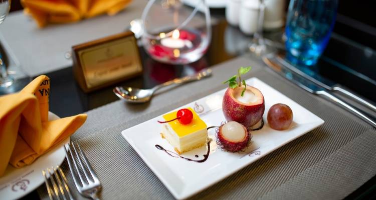 Zarter Dessertteller mit tropischen Früchten.