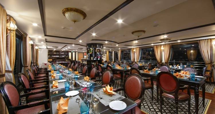 Leeres Restaurant mit eleganten Tischdekorationen.