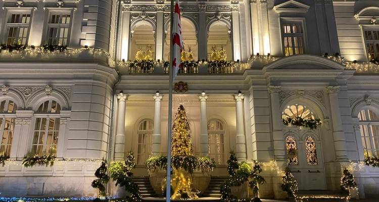 Bâtiment illuminé décoré avec des lumières de Noël.