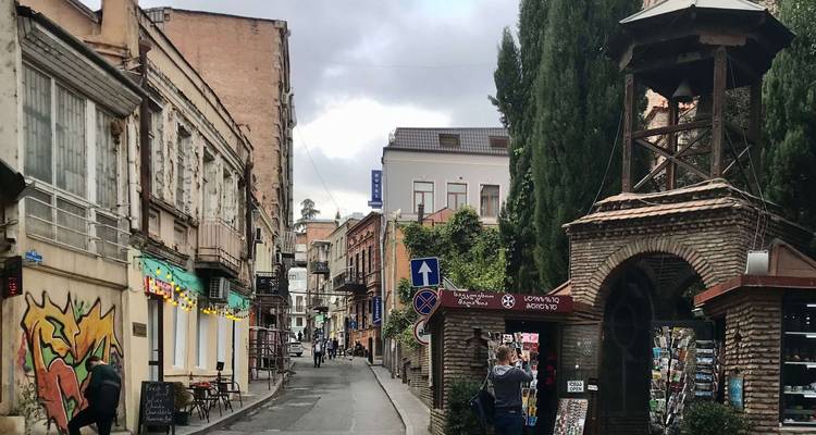 Vue de rue d'une ville avec une architecture ancienne et moderne.