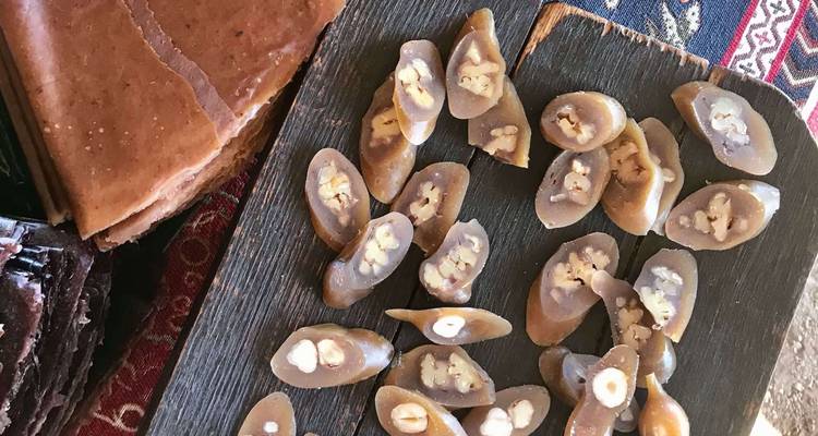 Plateau en bois avec des confiseries géorgiennes traditionnelles.