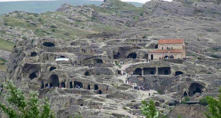 Une ancienne structure rocheuse avec de petites grottes.