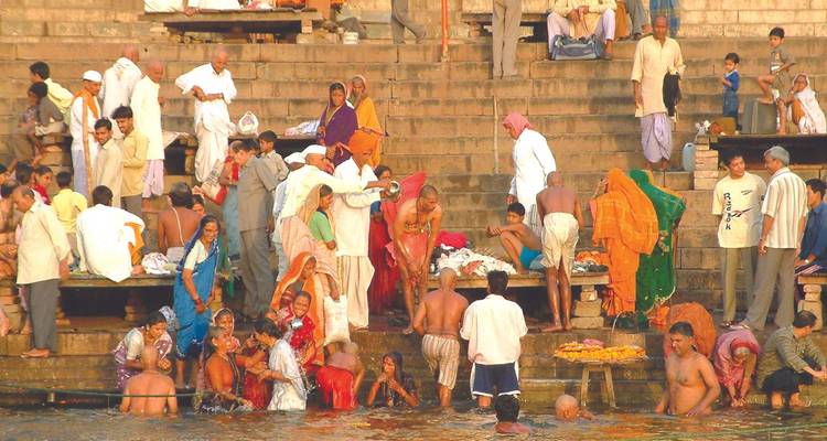 Groupe de personnes rassemblées sur les ghâts de Varanasi.