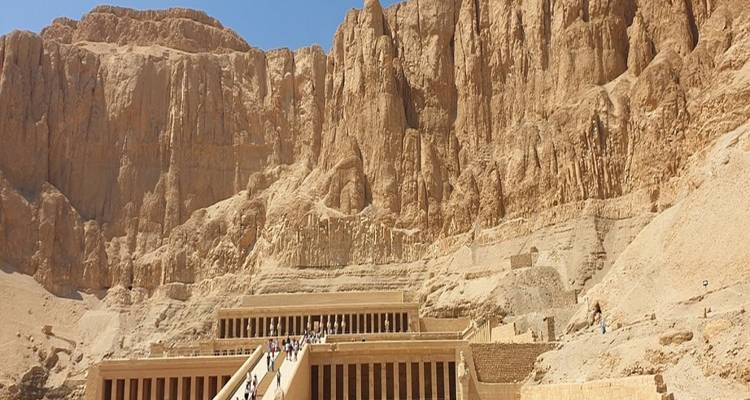 Hatschepsuts Tempel vor der hoch aufragenden Felswand.